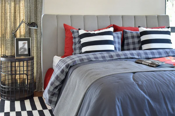 Moderna sovrum inredning med randig kudde på säng och nattduksbord t — Stockfoto