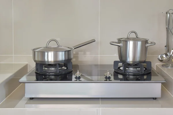 Rostfria kastruller i moderna kök — Stockfoto