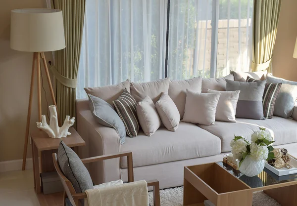 Сучасна вітальня з диваном і дерев'яною лампою вдома — стокове фото
