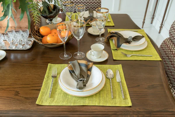 Elegante tavolo allestito in stile moderno sala da pranzo interno — Foto Stock