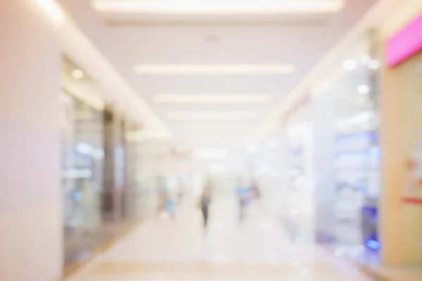 Unschärferelation von Menschen, die mit Bokeh im Kaufhaus einkaufen — Stockfoto