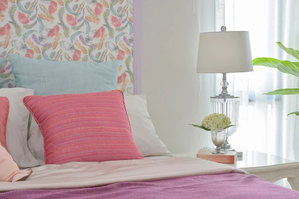 Estilo romántico colorido de la ropa de cama con el cabecero hermoso patrón y lámpara de lectura de base de cristal —  Fotos de Stock