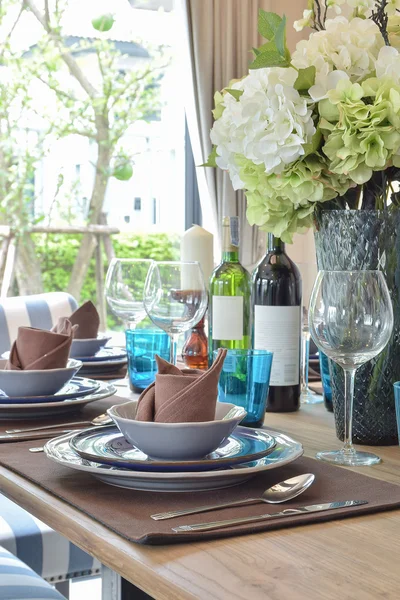 Mesa de madera en el comedor con elegante mesa — Foto de Stock