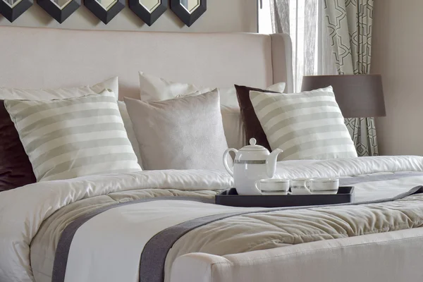 Dekorativní tác čajový set na postel v moderní ložnici interiér — Stock fotografie