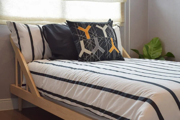 Modern yatak odası iç ahşap yatakta temel yastık ile