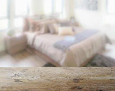 ahşap masa üstü ile bulanıklık modern oturma odası iç arka plan olarak