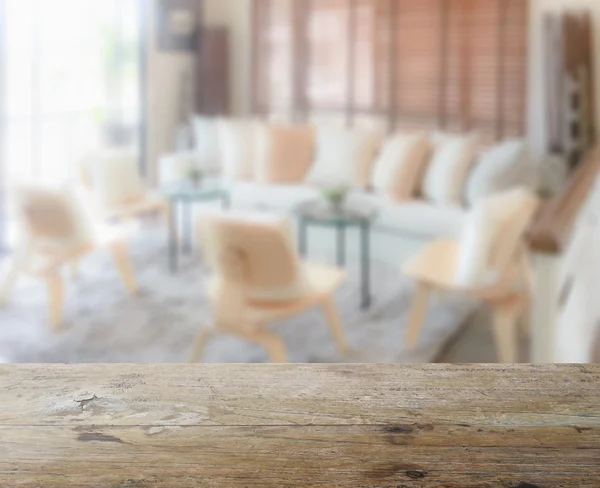 Tablero de madera con desenfoque del interior moderno de la sala de estar como fondo — Foto de Stock