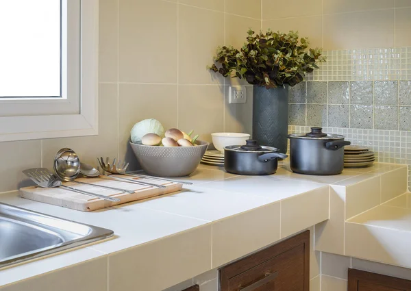 Moderne Speisekammer mit Geschirr in der Küche — Stockfoto