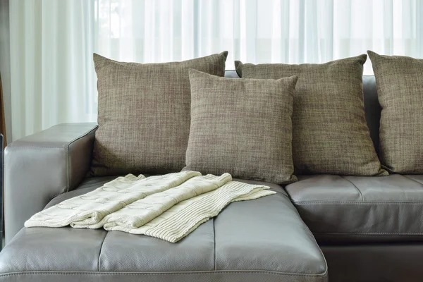 Sofá de cuero gris con almohadas de textura marrón en la sala de estar moderna — Foto de Stock