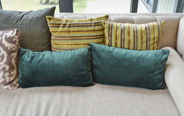 Almohadas retro en el acogedor sofá marrón en la moderna sala de estar —  Fotos de Stock