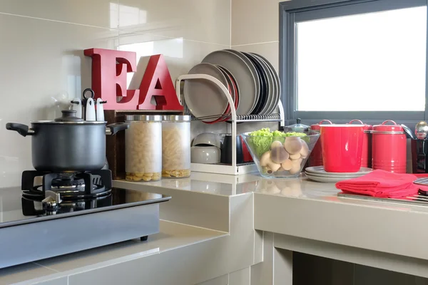Utensilios de cocina y utensilio en el mostrador en la sala de cocina en casa —  Fotos de Stock
