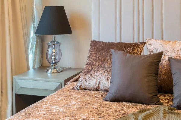침대와 장식 테이블 램프에 갈색 트 위 드 베개와 침실 인테리어 디자인. — 스톡 사진