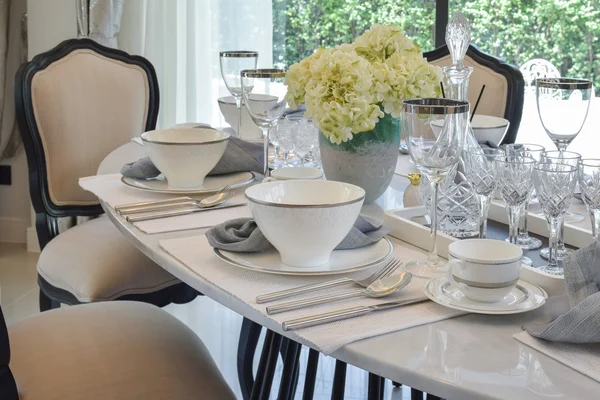 Mesa de jantar e cadeiras confortáveis em casa moderna com ajuste de mesa elegante — Fotografia de Stock