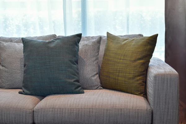 Almohada decorativa de colores en un sofá informal en la sala de estar — Foto de Stock