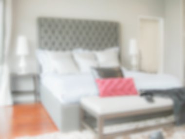 Arka plan bulanık yatak odasında klasik tarzı iç