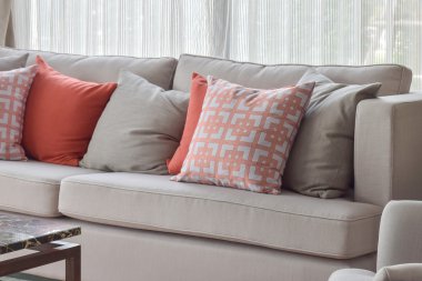 Çince yastık, kırmızı ve gri yastık ışık gri rahat kanepe üzerinde ayarlama desen