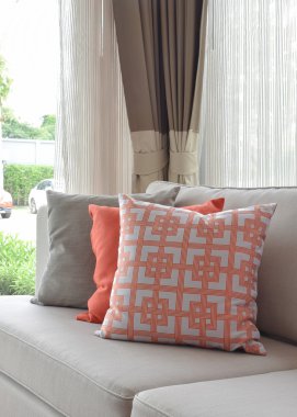 Grafik desen, turuncu ve gri bej kanepe yastık 
