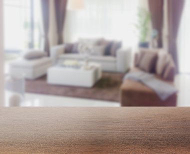 ahşap masa üstü ile bulanıklık modern oturma odası iç arka plan olarak