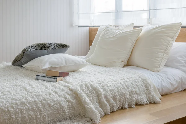 Sylish sovrum inredning med svarta och vita kuddar på sängen — Stockfoto