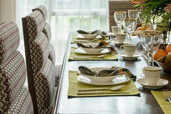 Mesa elegante en el interior del comedor de estilo moderno — Foto de Stock