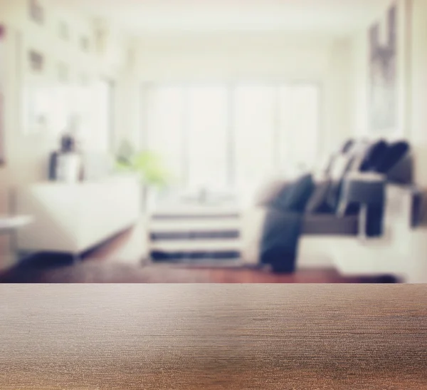 Tampo de mesa de madeira com borrão de interior de quarto moderno como fundo — Fotografia de Stock