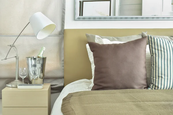 Light brown color scheme bedding with light brown headboard and table lamp — Stock Photo, Image