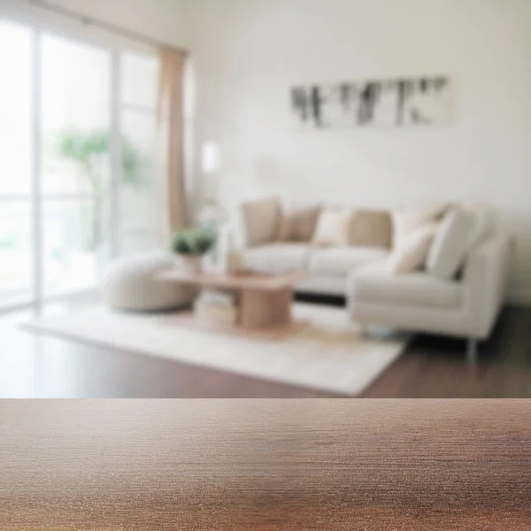 Piano in legno con sfocatura degli interni del soggiorno moderno come sfondo — Foto Stock