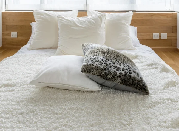 Design intérieur élégant chambre avec des oreillers noirs et blancs sur le lit . — Photo