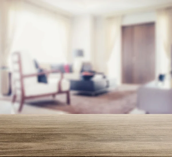 Tampo de mesa de madeira com borrão de interior moderno sala de estar — Fotografia de Stock