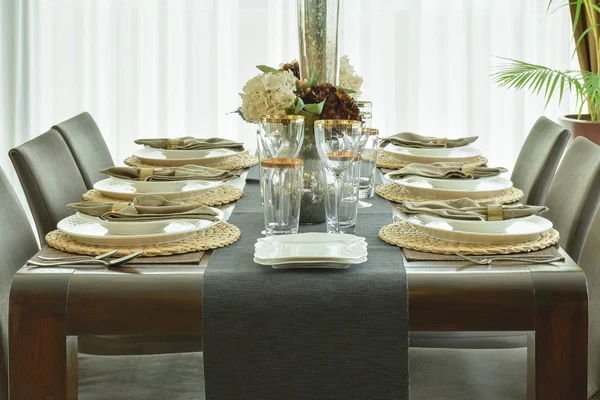 Den vackra table-ware på matbord — Stockfoto