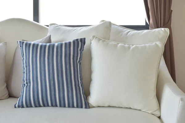 Rahat bir kanepe oturma odasında beyaz dekoratif yastıklar — Stok fotoğraf