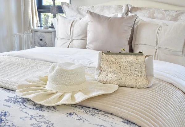 Decoratieve set met vintage tas en hoed op bed in luxe slaapkamer interieur — Stockfoto