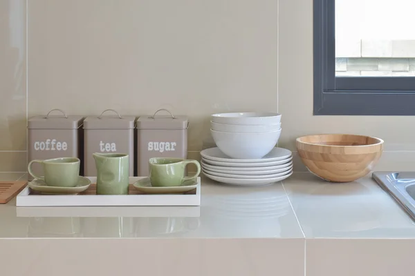 现代厨房与白色厨房用具 — 图库照片