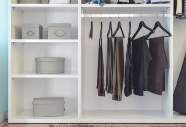 pantolon beyaz dolapta asılı sıra ile modern dolap