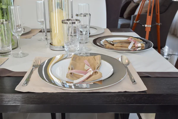 Elegantní stůl v moderním stylu interiéru jídelny — Stock fotografie