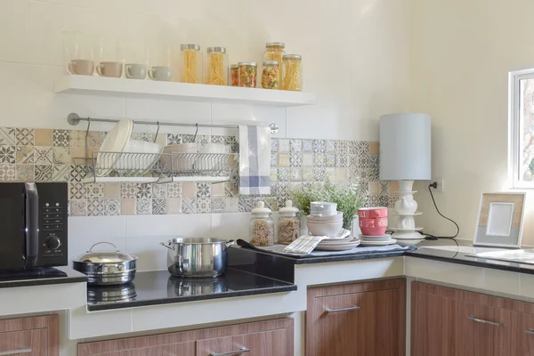 Utensílios de cozinha de cerâmica moderna e utensílios na bancada de granito preto — Fotografia de Stock