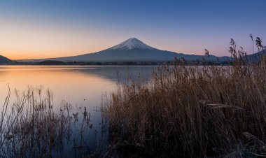 huzurlu lake ile şafak Fuji Dağı