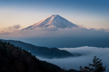 Bulutlar clear lake kawaguchi gökyüzünden enshrouded Fuji Dağı,