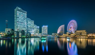 Yokohama Cityscape Minato Mirai waterfront bölge, gece görünümü.