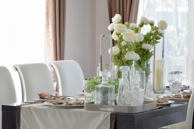 ahşap masa ve rahat sandalyeler modern ev ile zarif Sofra yemek