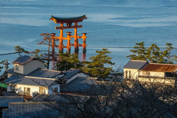Vista en ángulo alto de la gran puerta flotante (O-Torii) en la isla de Miyajima — Foto de Stock