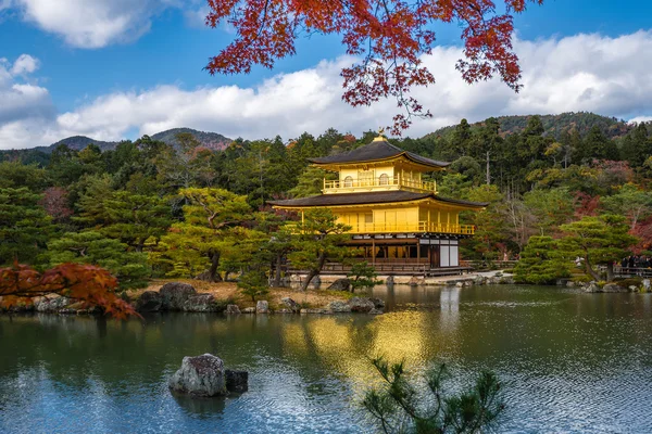 Kinkakuji tempel (The Golden Pavilion) met najaar maple in Kyoto — Stockfoto
