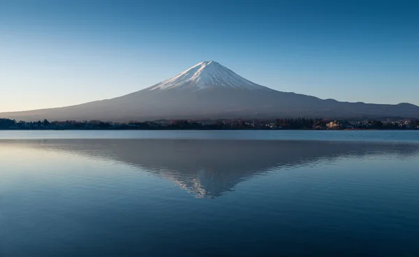 Mont Fuji tôt le matin avec réflexion sur le lac kawa — Photo