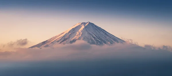 Mont Fuji entouré de nuages avec un ciel clair du lac kawaguchi , — Photo