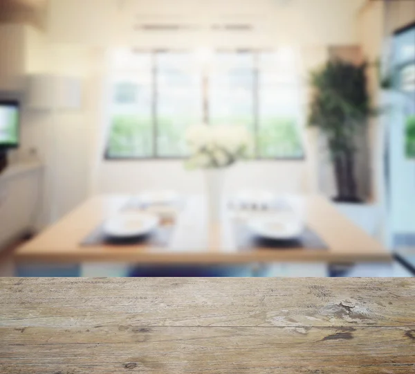 Piano in legno con sfocatura degli interni della moderna sala da pranzo . — Foto Stock