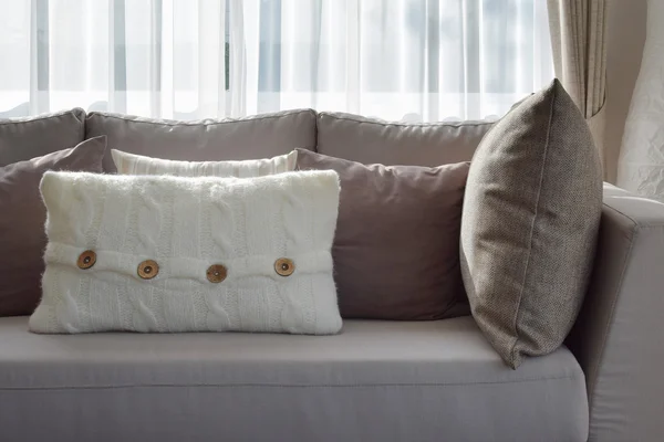 Sala de estar con fila de almohadas grises en el sofá en casa —  Fotos de Stock