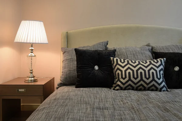 세련 된 침실 인테리어 디자인 블랙 꽃무늬 침대에 베개 — 스톡 사진