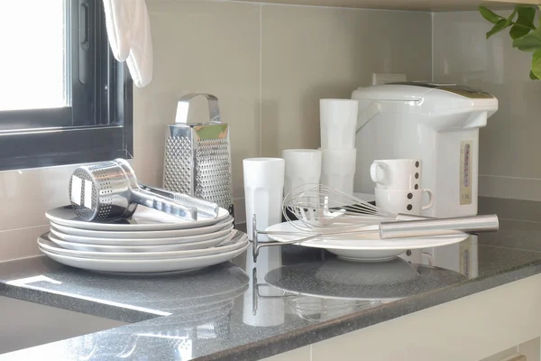 Conjunto de cerâmica branca e utensílios de cozinha inoxidável no balcão — Fotografia de Stock