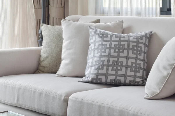 Sofá de tono tierra conjunto con almohadas varía patrón en la sala de estar — Foto de Stock