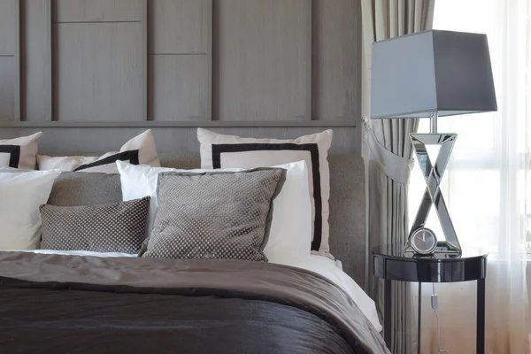 Stylish bedroom interior design with black patterned pillows on bed — Stock Photo, Image